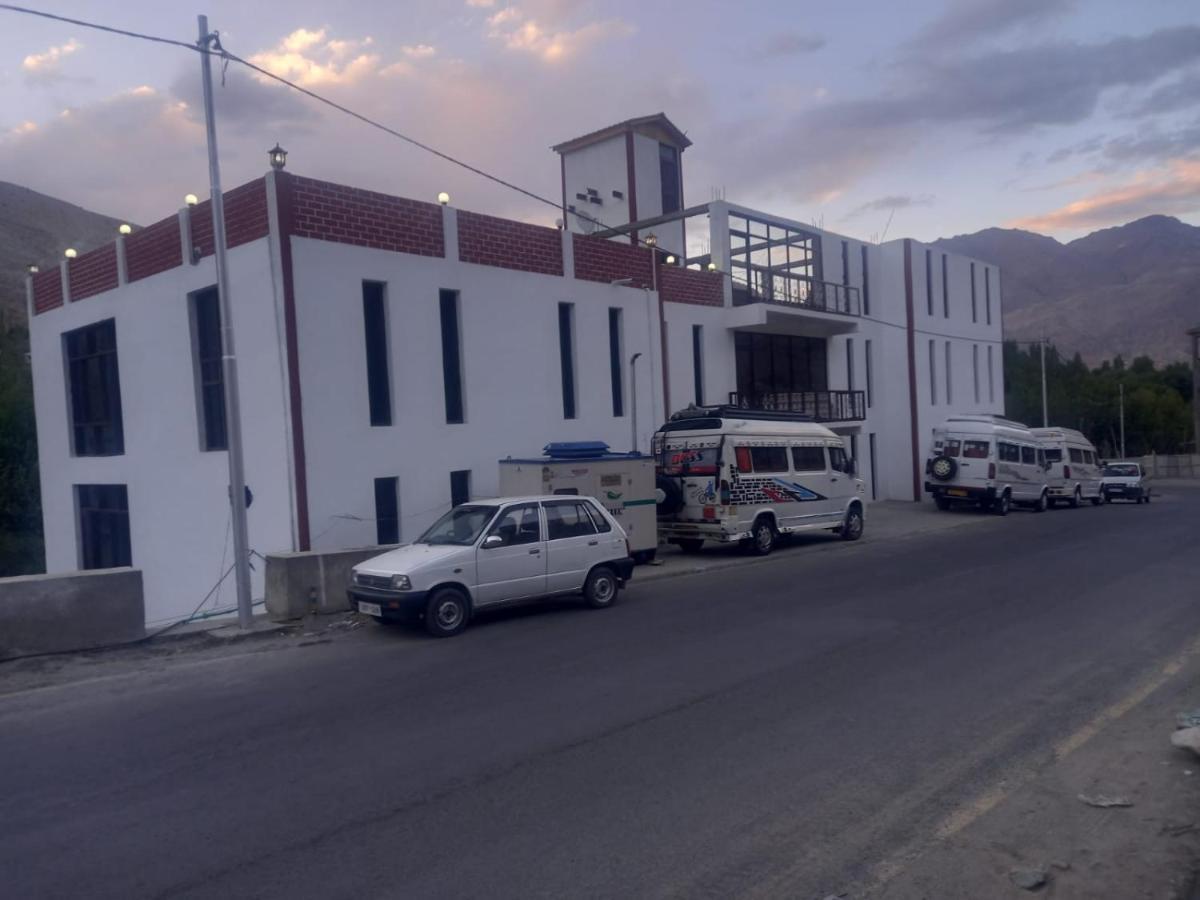 The Royal Kargil Hotel Buitenkant foto
